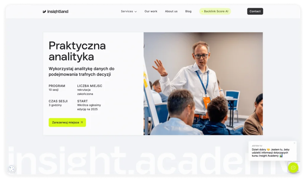 A section of the Insightland website features the ‘Praktyczna analityka’ course on data analytics. Details include ‘10 sessions,’ ‘3-hour duration,’ and ‘Start: Coming soon in 2025.’ A ‘Zarezerwuj miejsce’ button is visible. The image shows a man presenting to a group in a professional setting, with a chat widget saying, ‘Dzień dobry! Jestem tu, żeby udzielić informacji dotyczących kursu Insight Academy.’